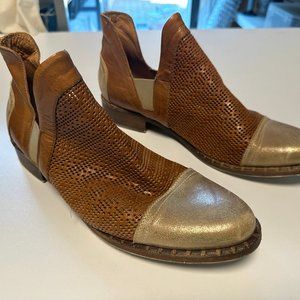 Sundance perforated leather gold cap pull on booties, size 41